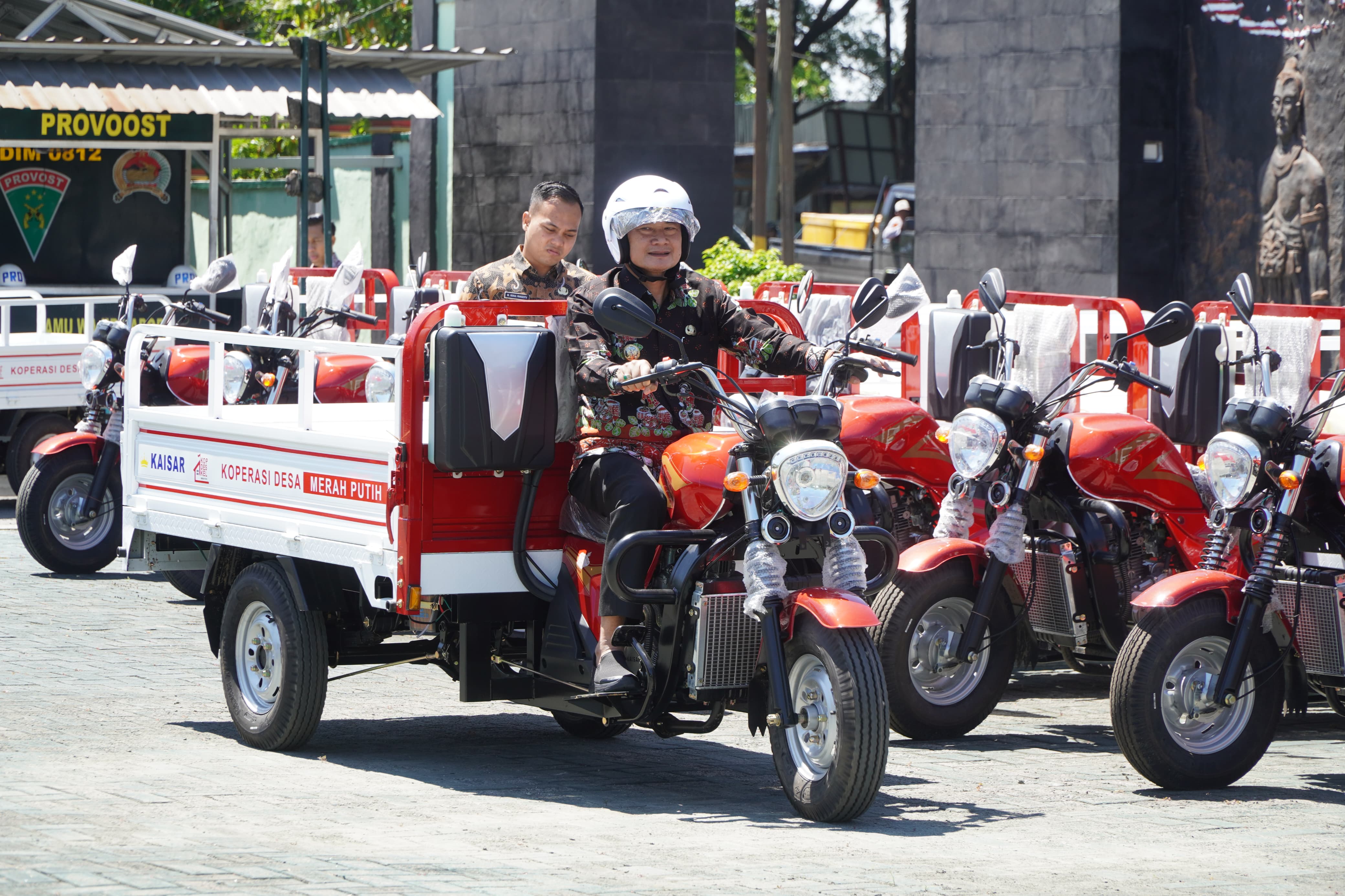 COBA DULU: Bupati Yes mengendarai roda tiga yang nantinya digunakan kelengkapan koperasi desa/kelurahan merah putih. 