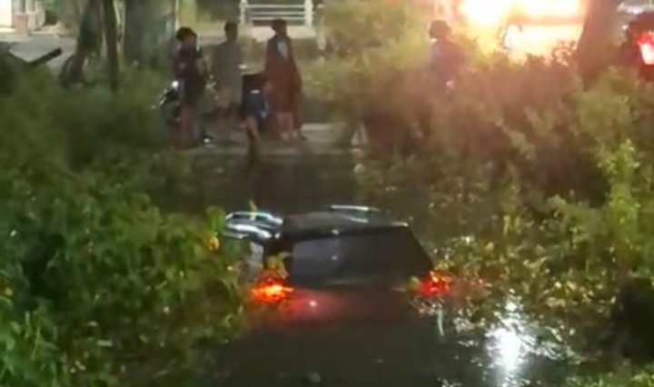 Kondisi mobil hitam saat mengalami laka tunggal di Desa Banjarmadu. 