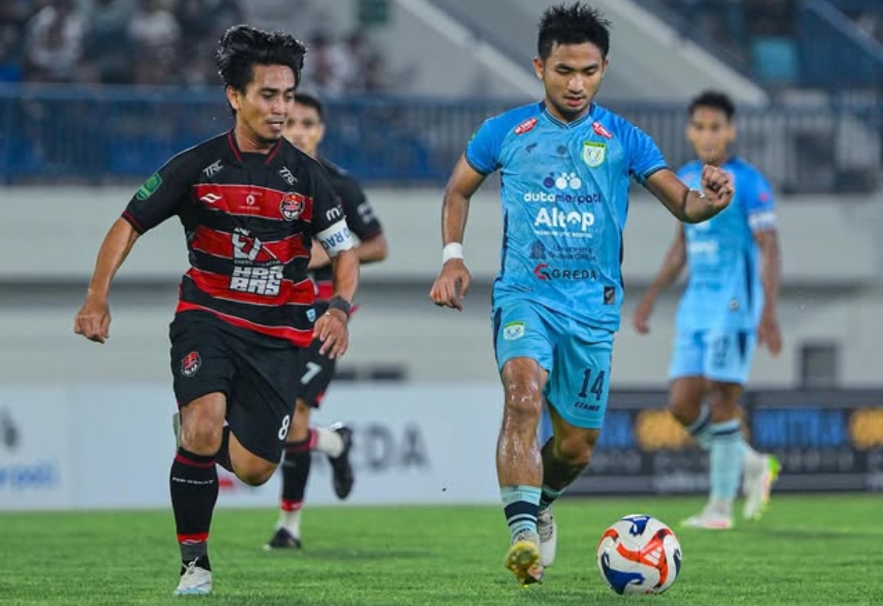 M. Hambali Tholib saat berduel dengan pemain Persekat Tegal. 