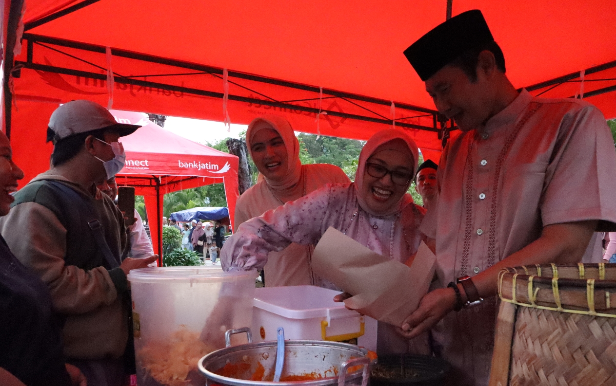 Bupati Yes saat mencicipi hidangan nasi boran. 