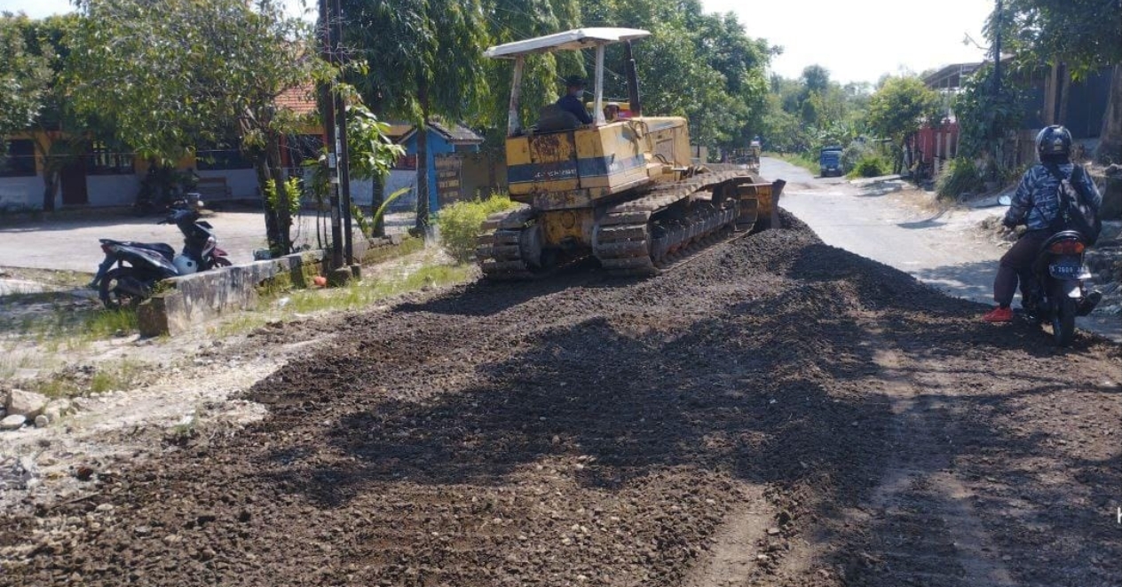 Perbaikan sejumlah ruas jalan dikebut sebelum Lebaran. 