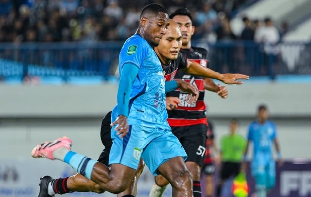 Jhon Mena saat berduel dengan pemain Persekat Tegal. 