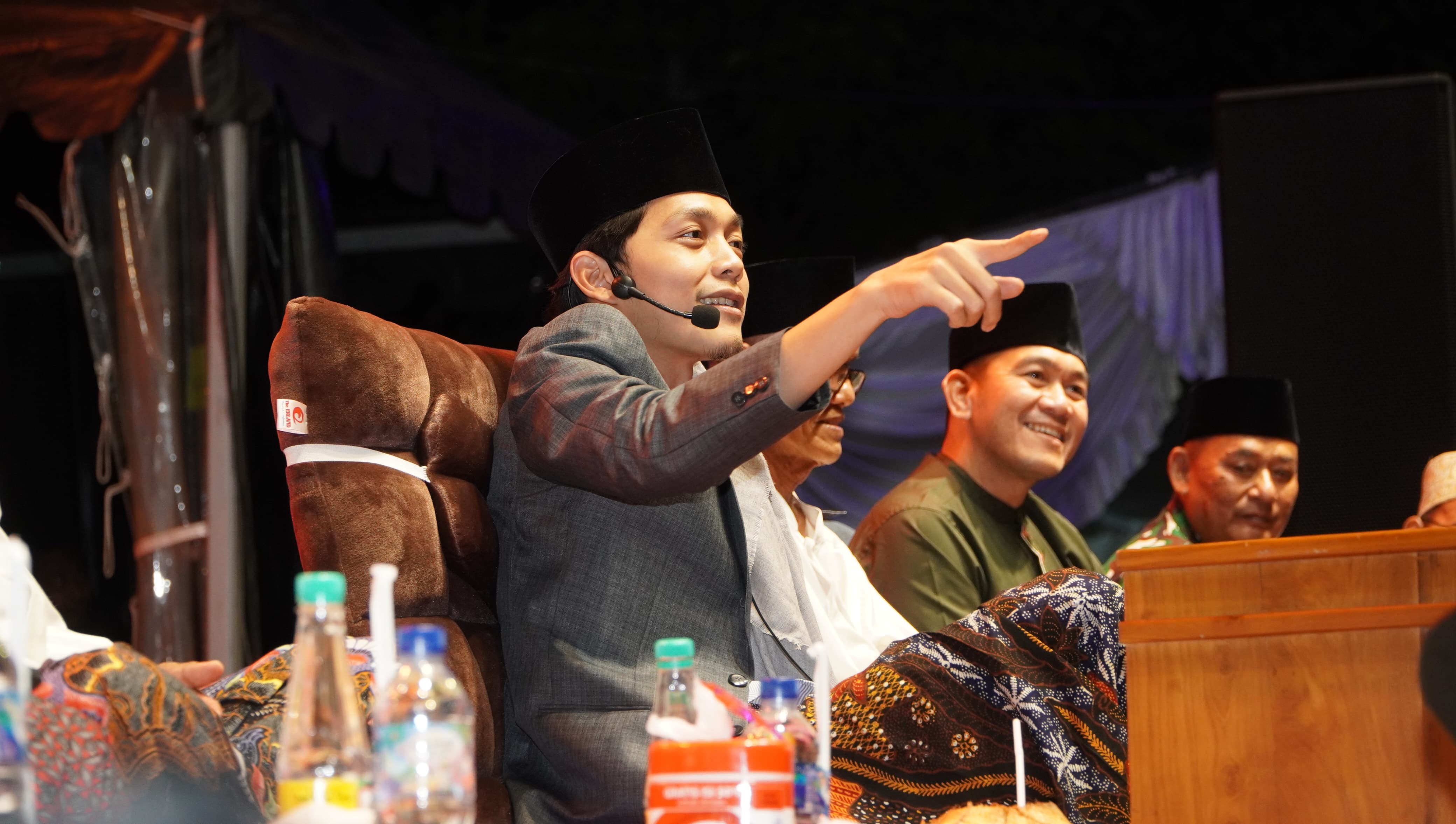 NGAJI BARENG: Gus Iqdam bersama ribuan jamaah di halaman Masjid Agung Lamongan, Minggu (15/3) malam.   