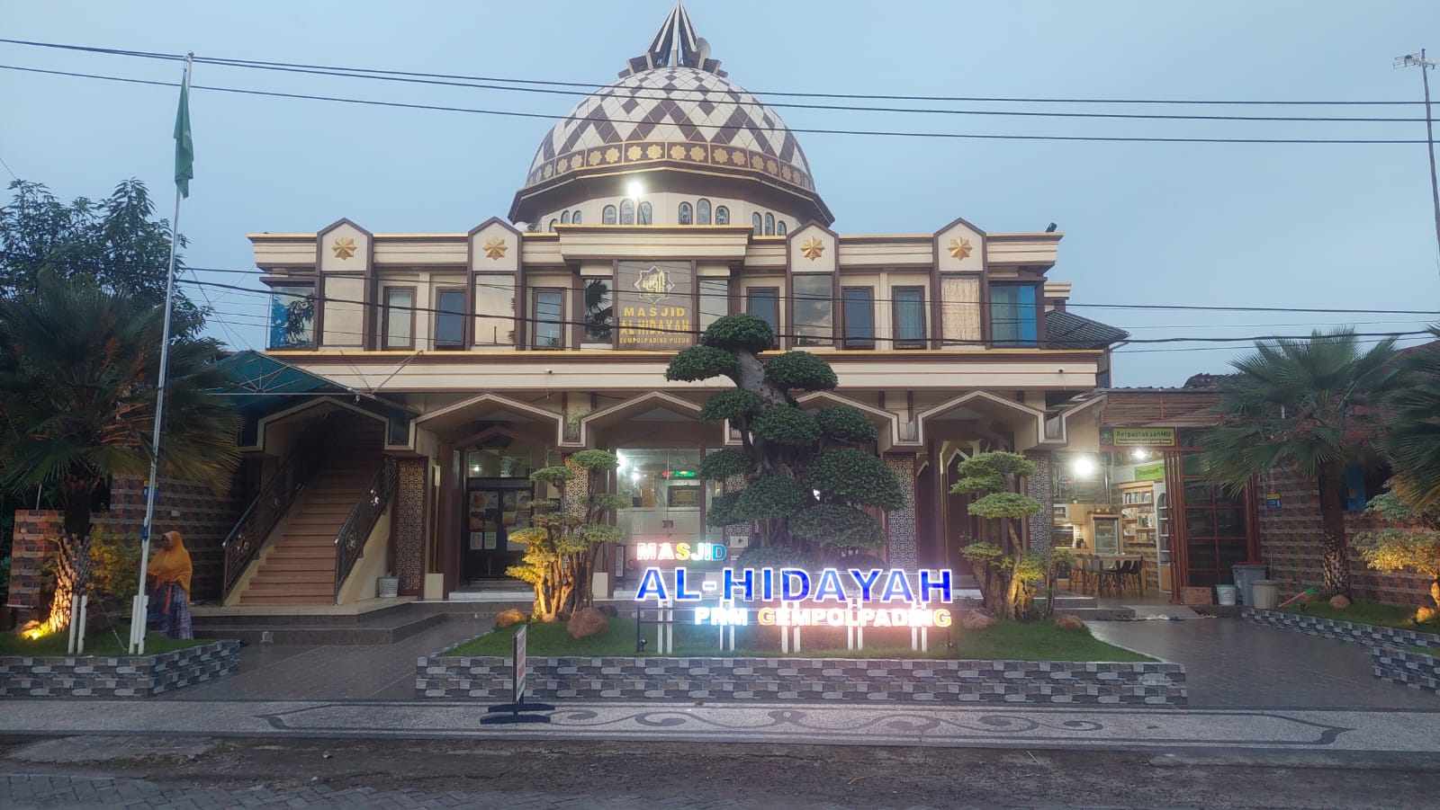 RAMAH LITERASI: Masjid Al-Hidayah di Desa Gempolpading, Kecamatan Pucuk menyediakan pojok baca bagi jamaah yang ingin menambah wawasan dari koleksi buku yang tersedia.     