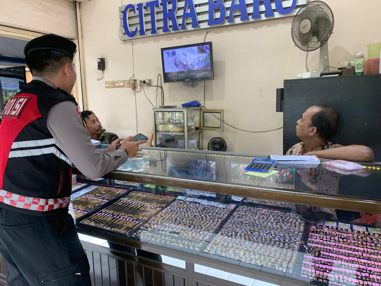Petugas Polres Lamongan saat melakukan patroli ke salah satu toko emas di Pasar Baru Lamongan. 