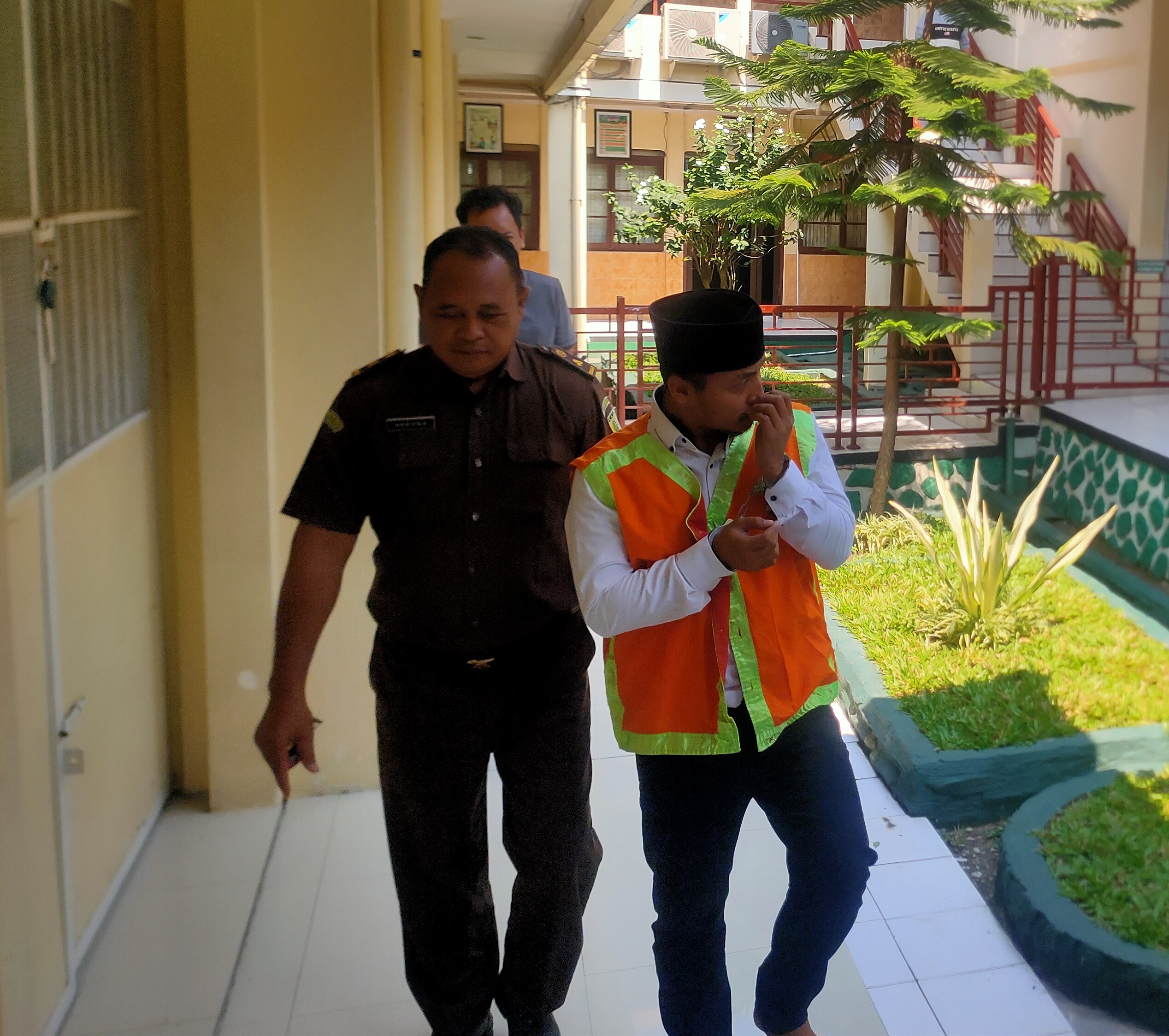 JALANI TUNTUTAN: Zut Baizi menjalani persidangan di Pengadilan Negeri Lamongan karena kecelakaan mobil SPPG yang mengakibatkan temannya meninggal dunia. 