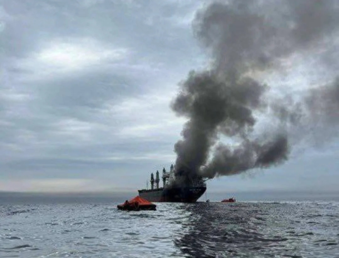 Kapal tanker yang terbakar di perairan selat Hormuz. 