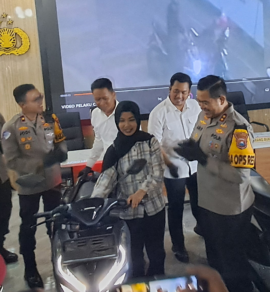 DIKEMBALIKAN KE PEMILIKNYA: Kapolres Lamongan, AKBP Arif Fazlurrahman, menyerahkan motor kepada pemiliknya yang menjadi korban pencurian. 