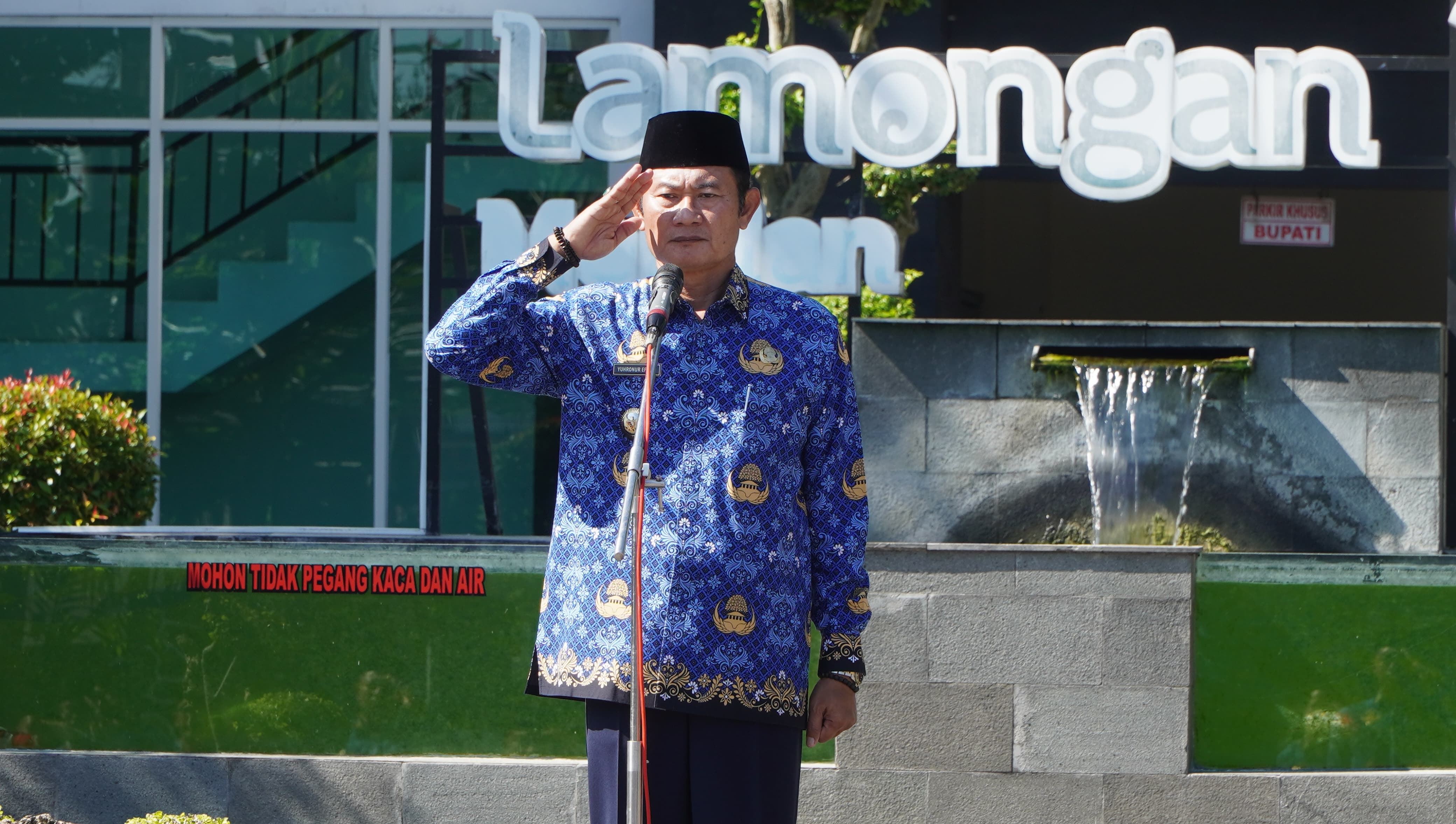 PIMPIN APEL: Bupati Lamongan, Yuhronur Efendi, memimpin apel Korpri di halaman gedung Pemkab Lamongan kemarin (17/3).