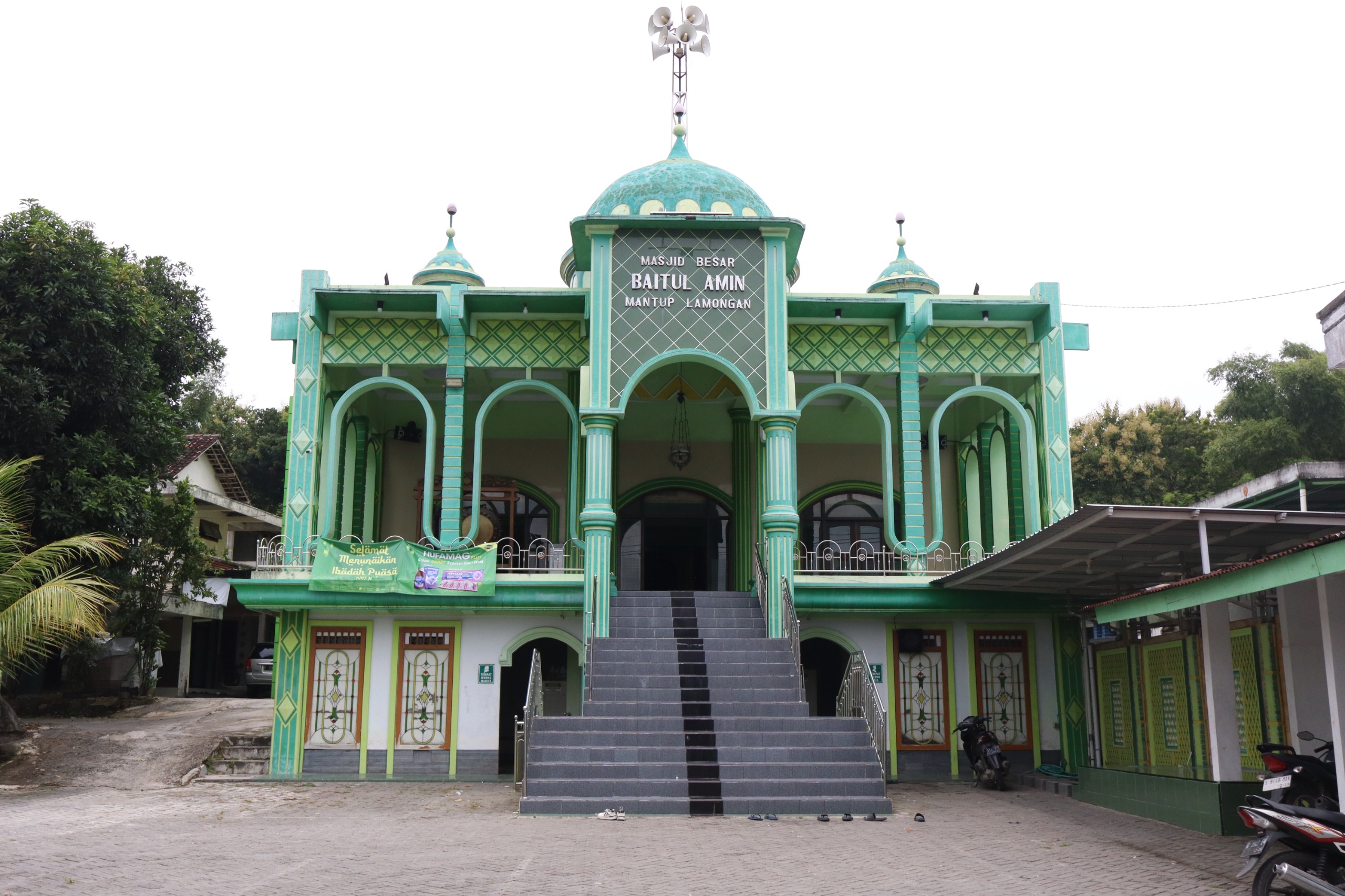 RAMAH PEMUDIK: Masjid Besar Baitul Amin, Kecamatan Mantup, memiliki lahan parkir yang sangat luas. 