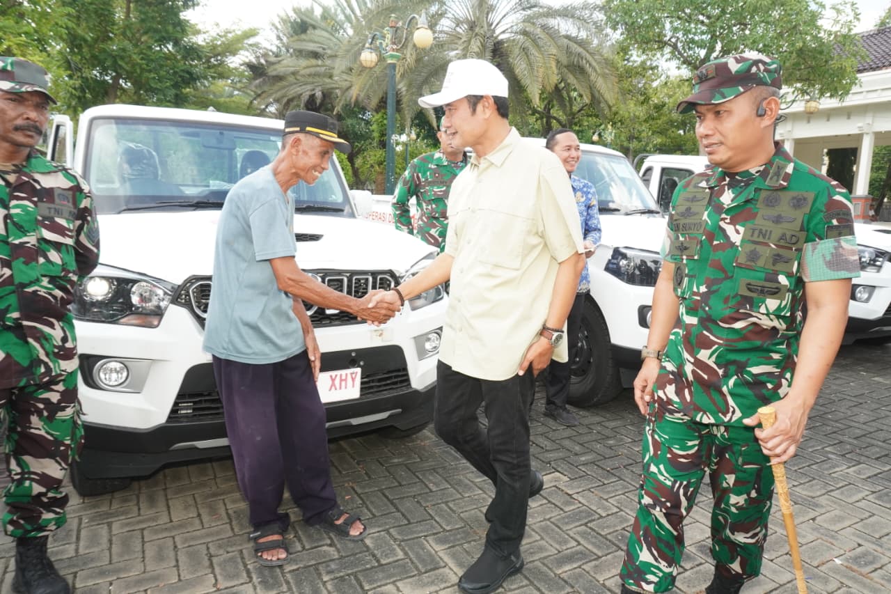 DISERAHKAN: Bupati Lamongan, Yuhronur Efendi, menyerahkan 20 unit pikap untuk operasional KDKMP.  