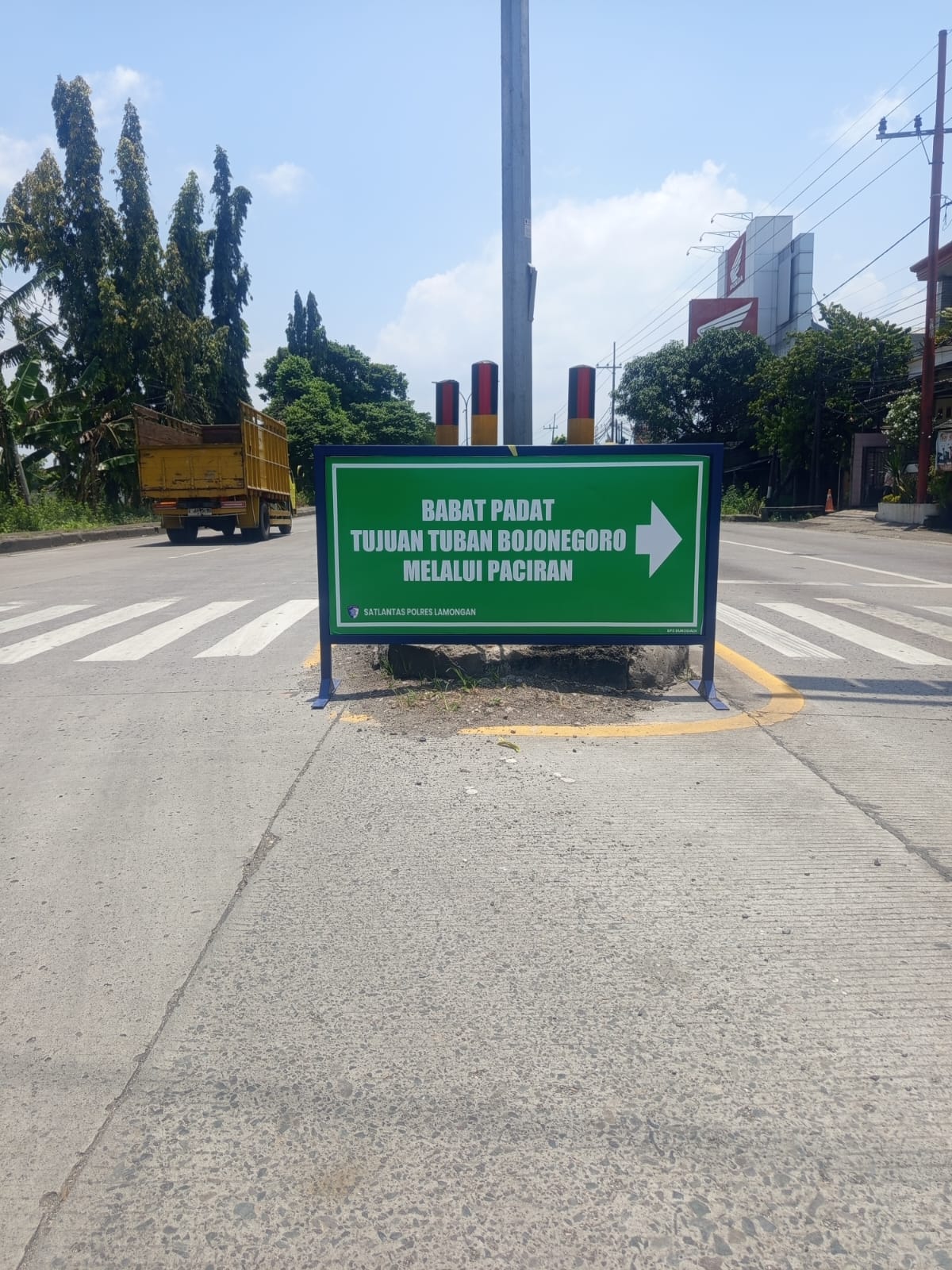 PAPAN PETUNJUK: Pertigaan Sukodadi ke arah pantura menjadi jalur alternatif bagi pengguna jalan yang hendak ke Tuban.  