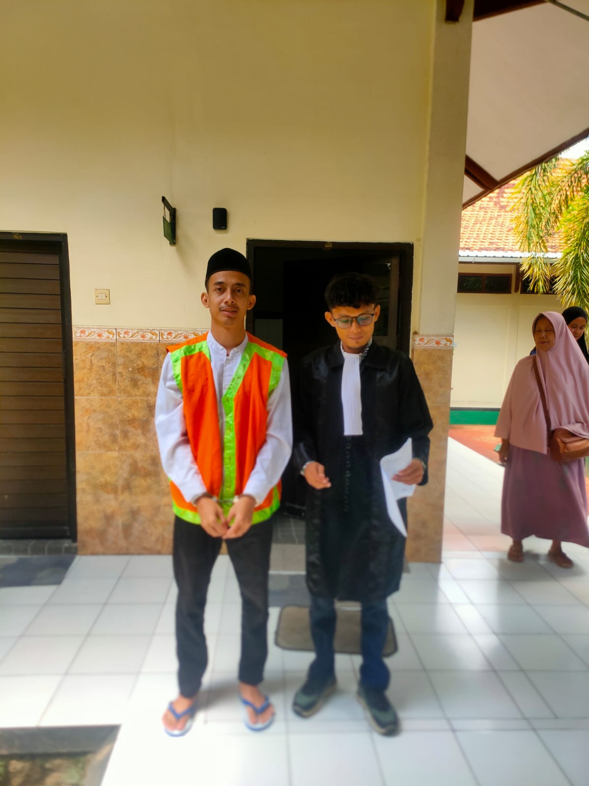 Terdakwa peredaran SS M. Zidan Apriliano Putra saat menjalani sidang di PN Lamongan.