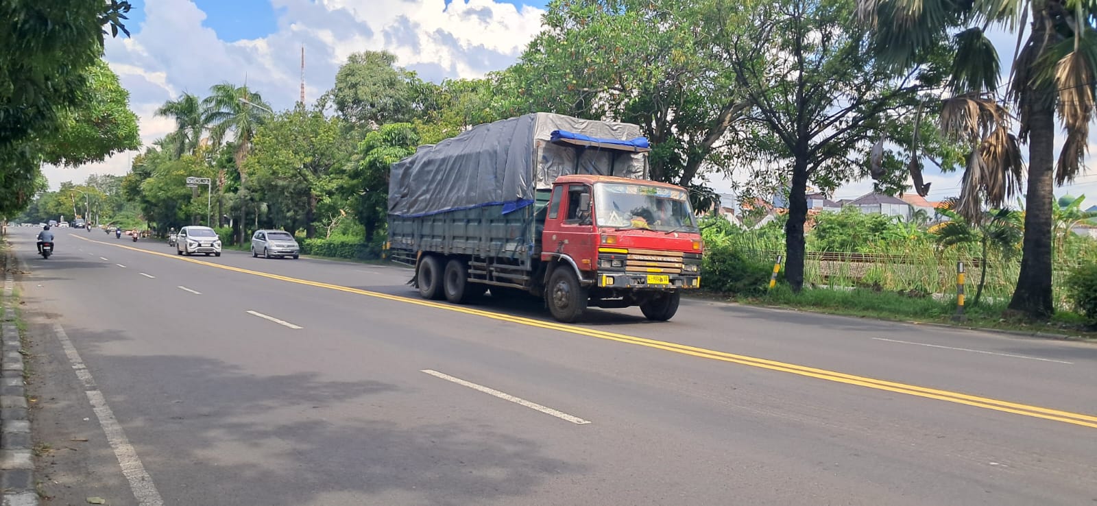 Larangan truk nonsembako melintas di jalan nasional telah diterapkan hingga arus balik Lebaran mendatang.