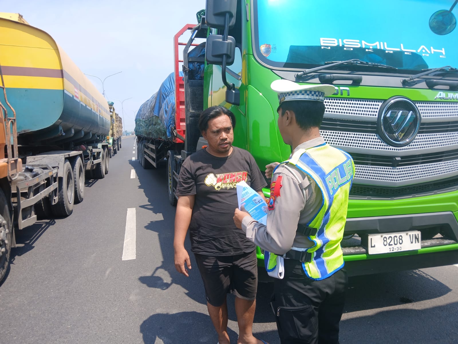 CEK KELENGKAPAN: Anggota Satlantas Polres Lamongan memberhentikan truk yang melintas di jalur lingkar utara.   