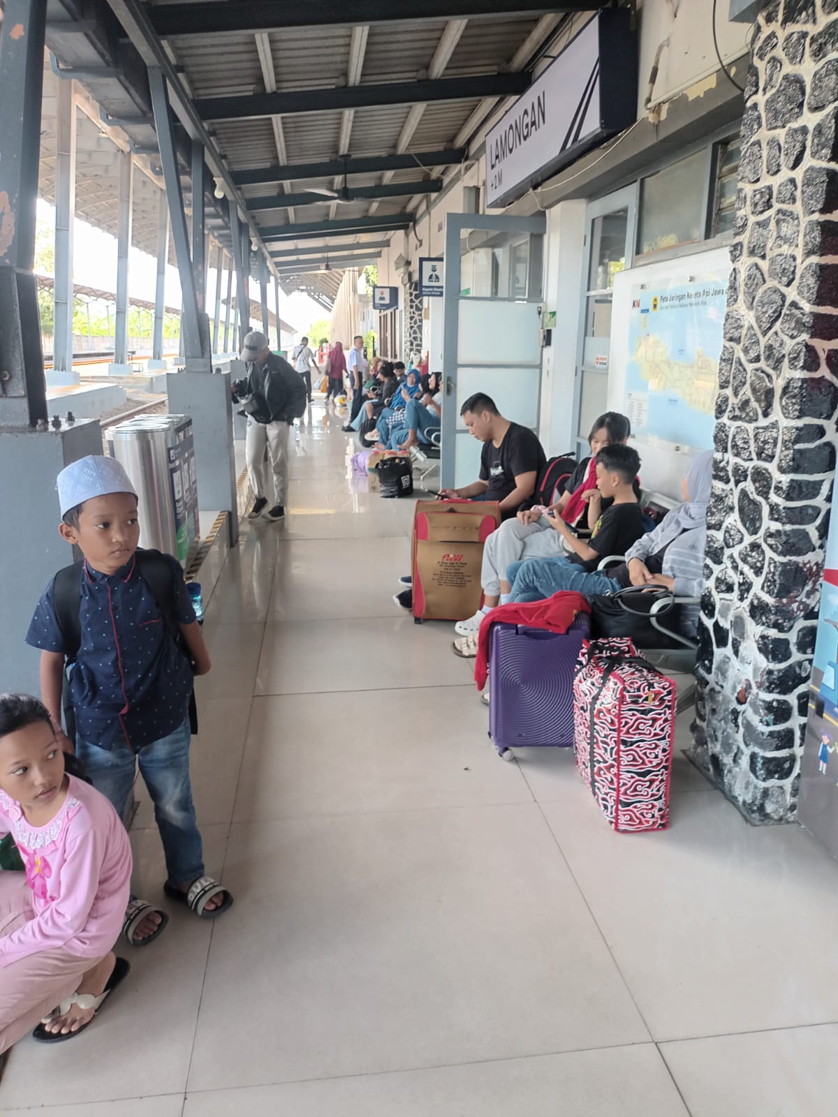 MENUNGGU: Penumpang di Stasiun Lamongan. 