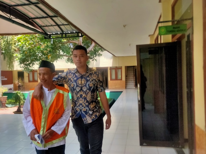 DIANCAM MAKSIMAL TUJUH TAHUN: Didik Hermanto di Pengadilan Negeri Lamongan. Dia disidang karena kasus pencurian tiga burung. 