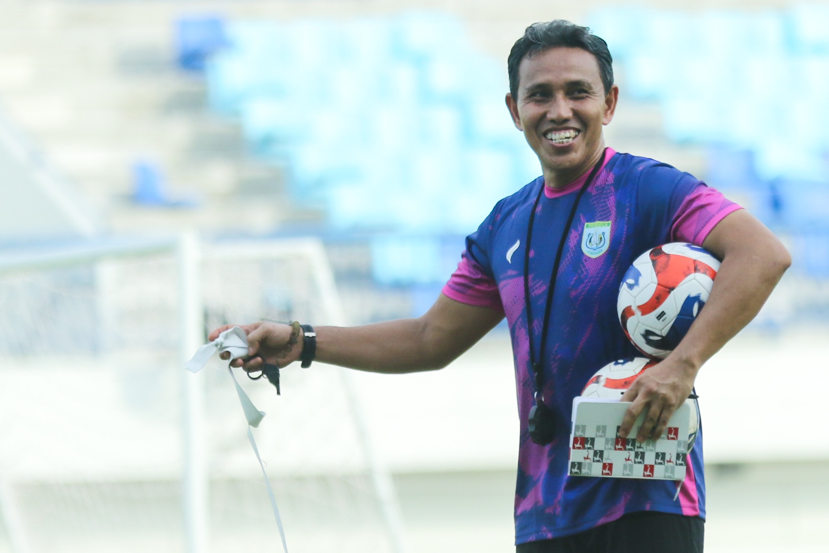 BUTUH BANYAK POIN: Pelatih Persela, Bima Sakti Tukiman, dituntut bisa menghadirkan kemenangan di Surajaya saat menjamu Persiba Balikpapan. 