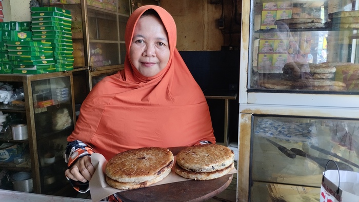 GENERASI KETIGA: Elok Khasanah dengan produksi wingkonya yang menggunakan tungku berbahan kayu bakar.   