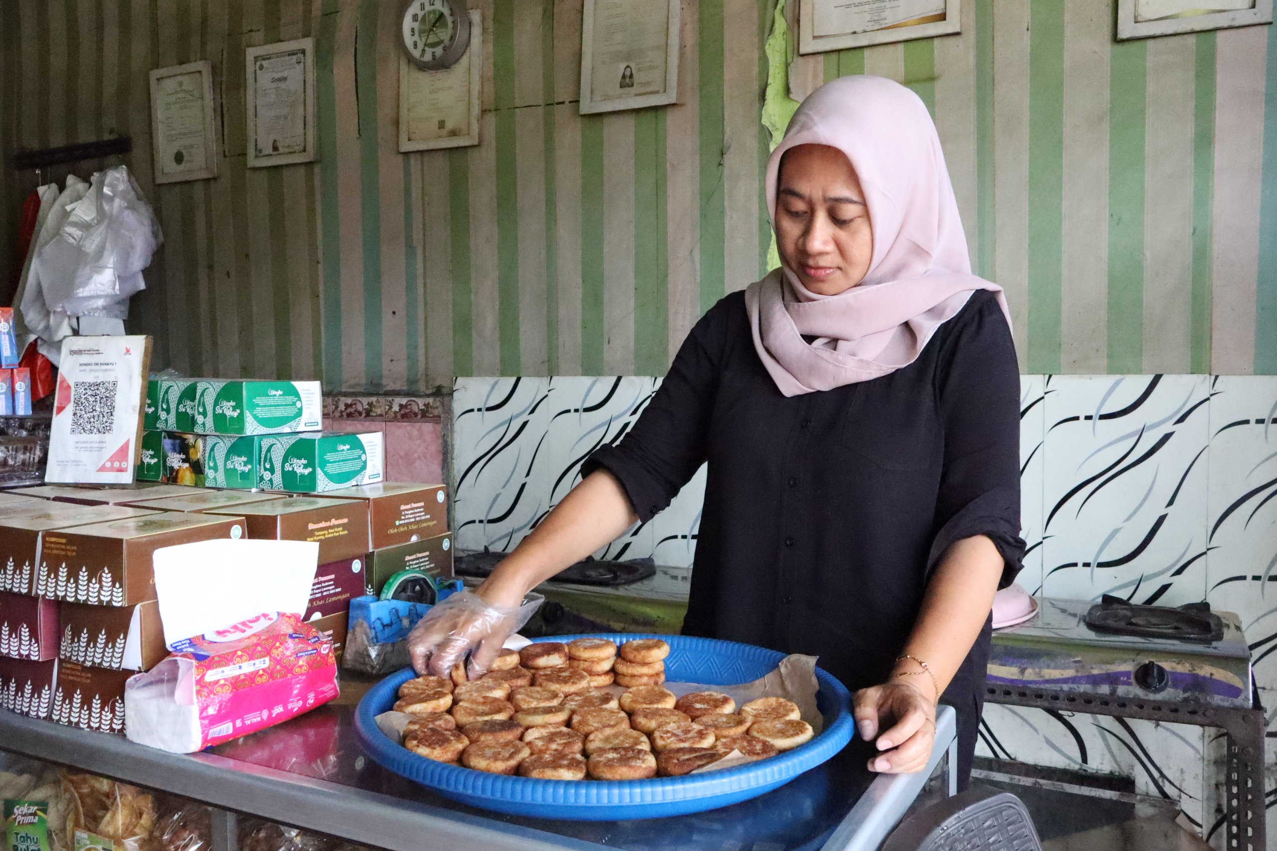 ANEKA RASA: Rubiahwaty tak hanya membuat wingko rasa original. Dia juga menyajikan varian rasa stroberi, nangka, hingga cokelat. 