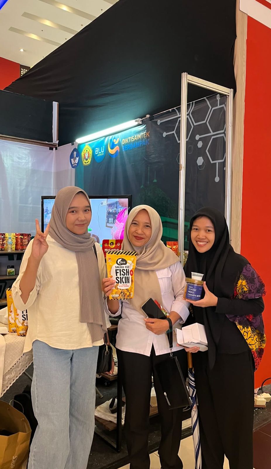 TAHAN DUA BULAN: Keripik kulit ikan produksi Anivea Fachmi Nur Fitri menjangkau pasar di Surabaya, Jogjakarta, hingga Jakarta.   