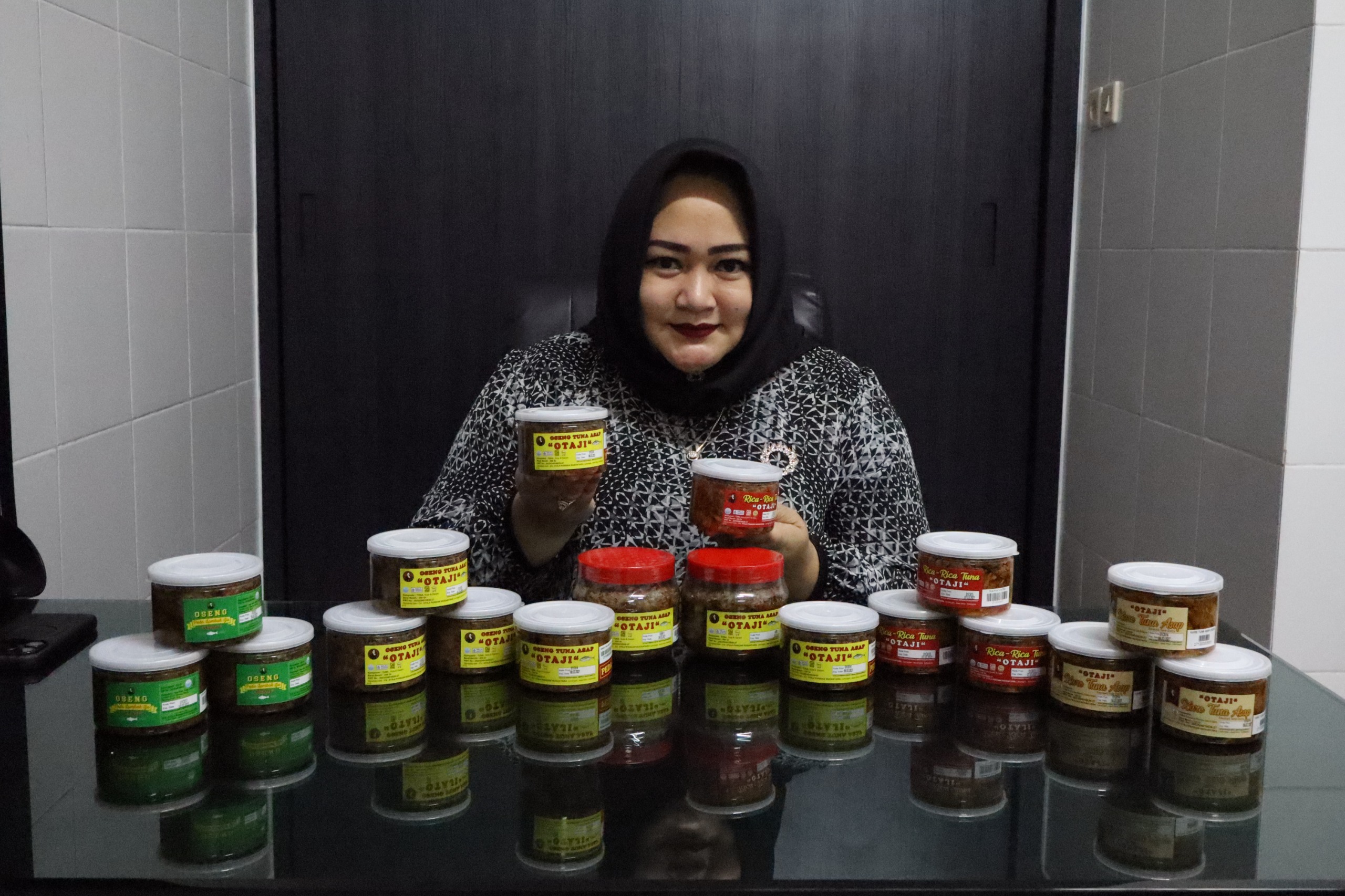 RINGAN: Intan Cahyandari mengolah tuna menjadi makanan olahan dengan aneka varian. Produknya sudah dibawa banyak orang ke luar negeri.