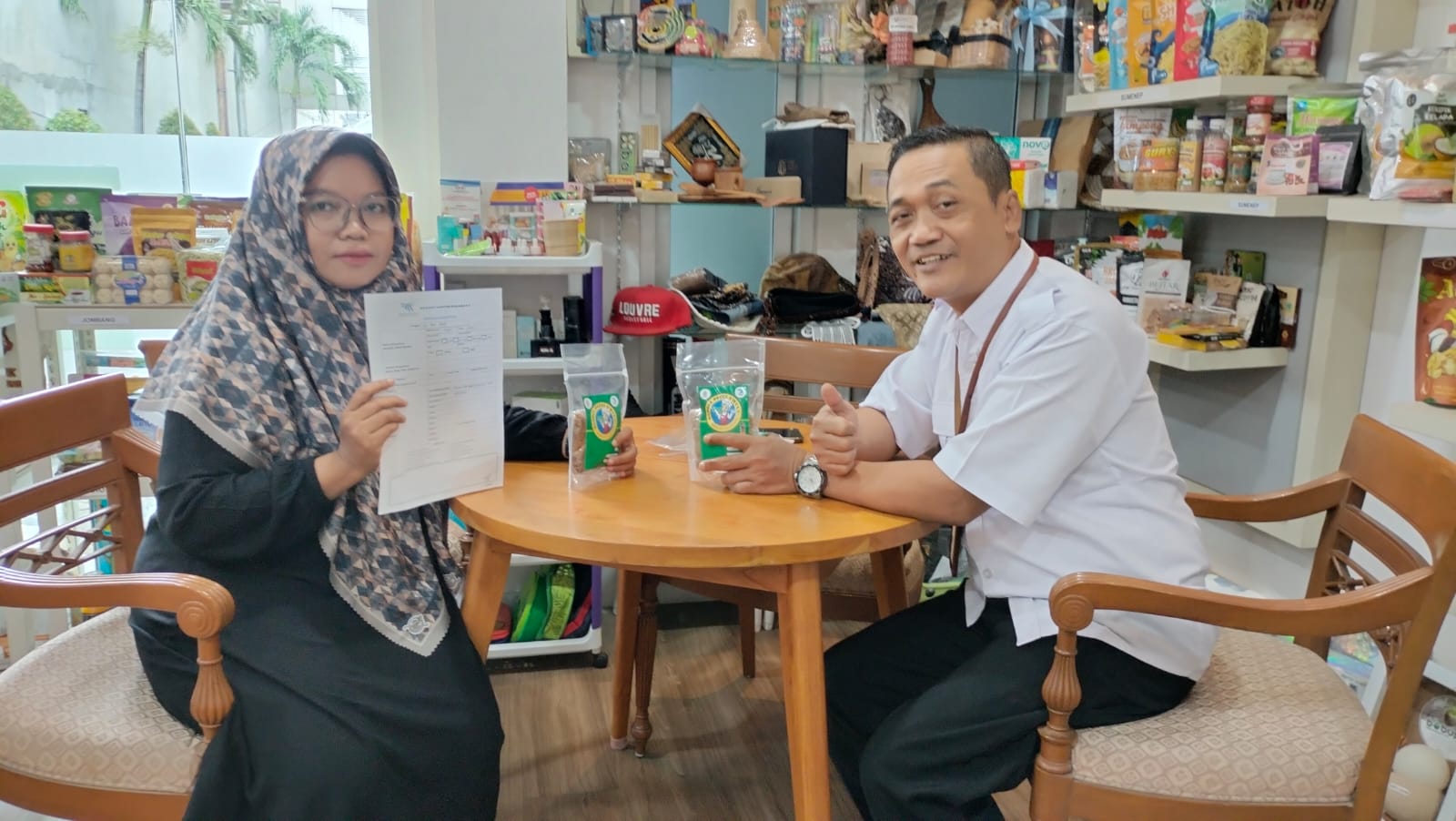 TERUS BERKEMBANG: Ratna Wati mengembangkan usaha sambal kemasan dengan tiga varian, pecel, sate, dan gado &mdash; gado.   