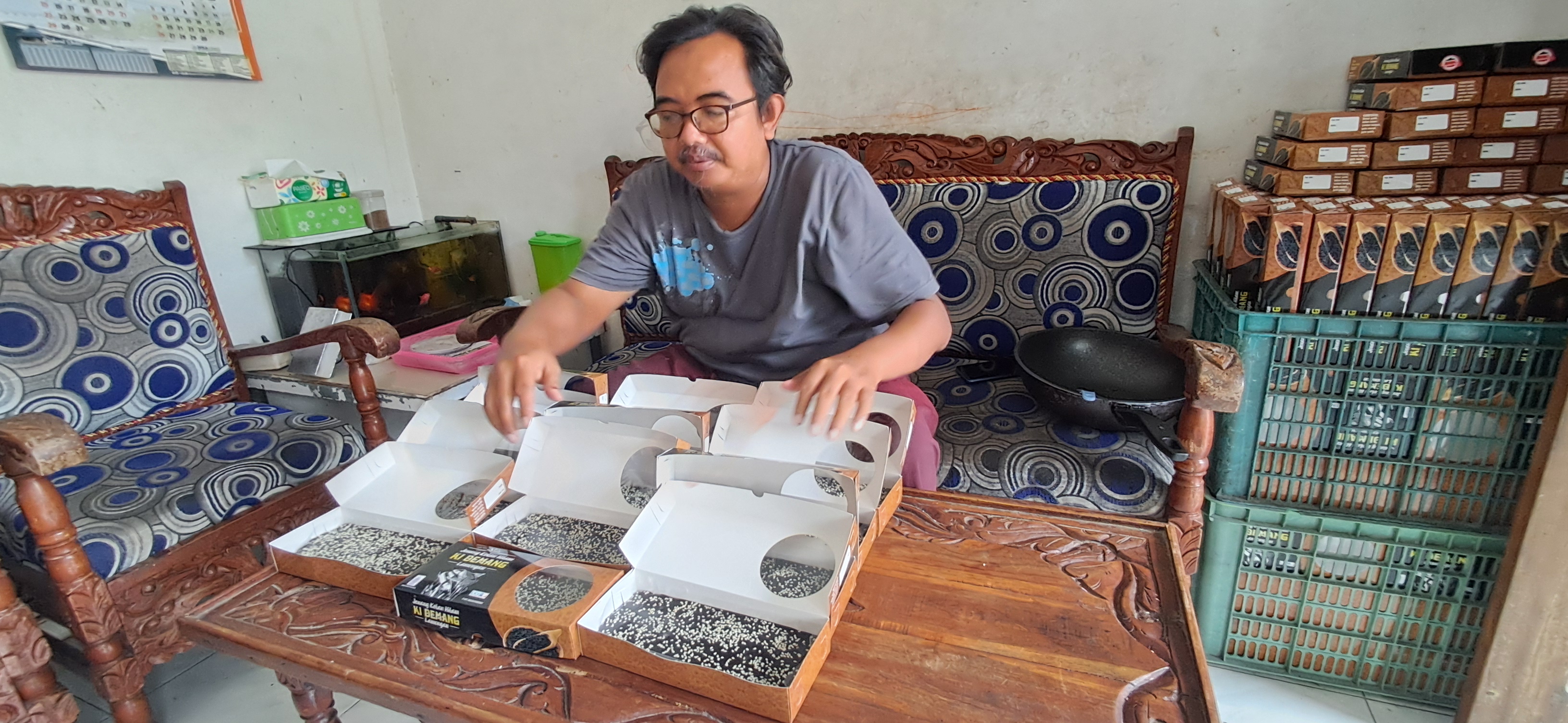 BUAH KESABARAN: M Nasrudin menunjukkan jenang buatannya di rumahnya di Kelurahan Sidoharjo, Lamongan.   