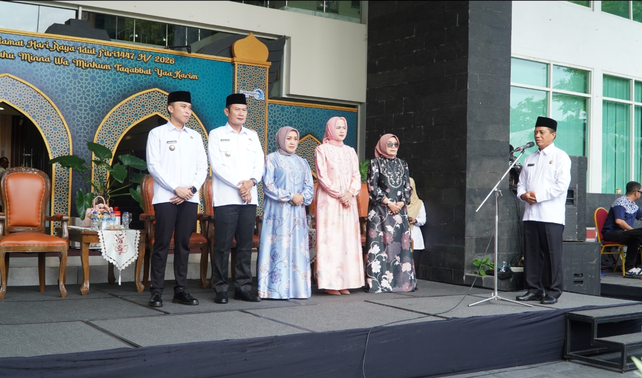 Bupati Yes beserta jajaran menggelar halal bihalal di halaman gedung Pemkab Lamongan. 