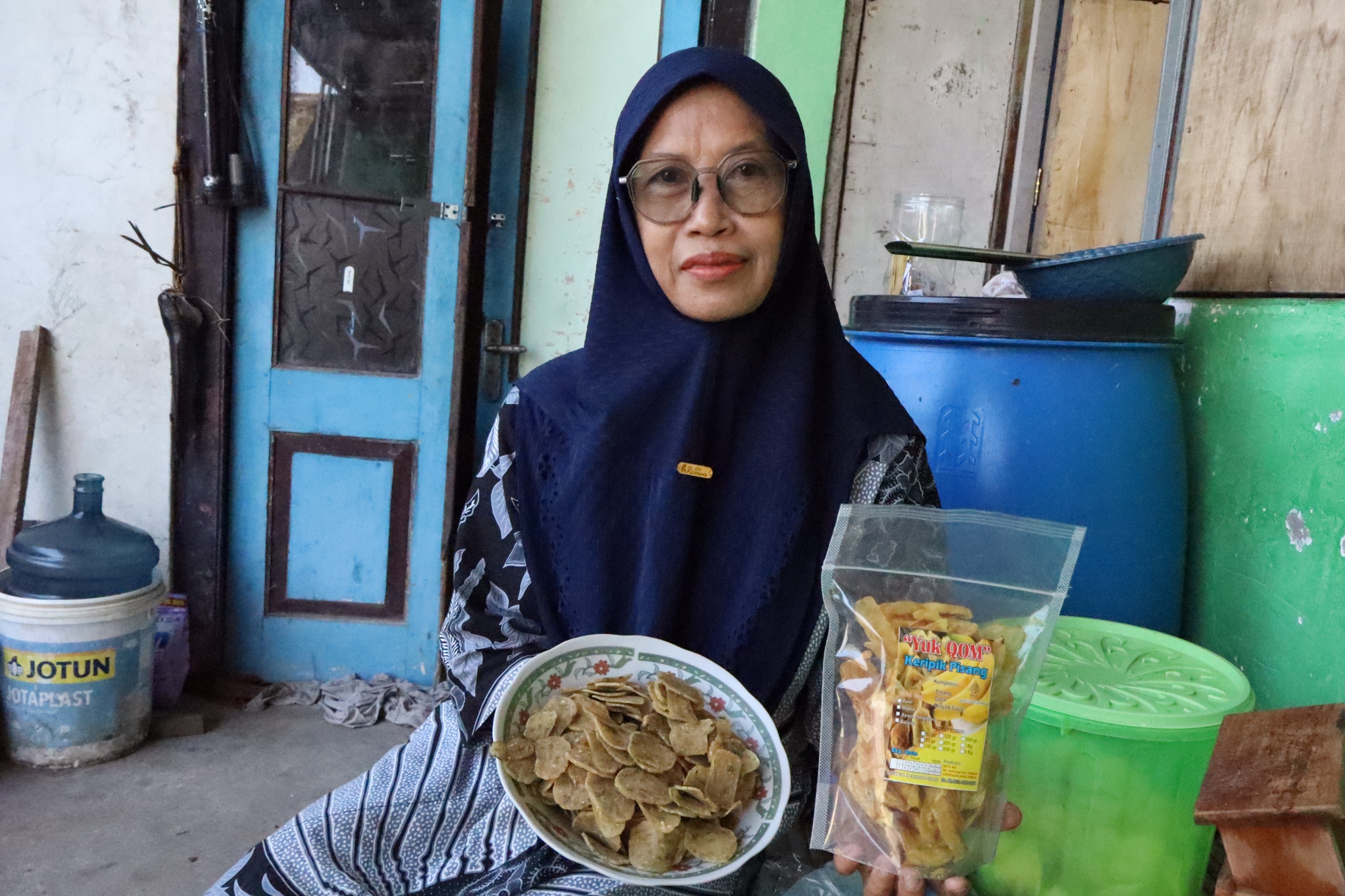 PRODUKSI CAMILAN: Qomariyah memanfaatkan bahan pare dan gedebok pisang untuk dijadikan camilan.   