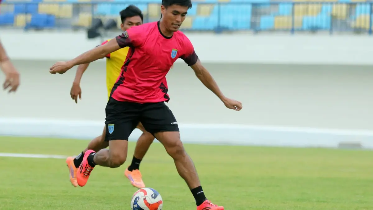 Adam Malik disiapkan menjadi starter saat Persela menjamu Persiba.&nbsp;(Anjar Dwi Pradipta/Radar Lamongan) 