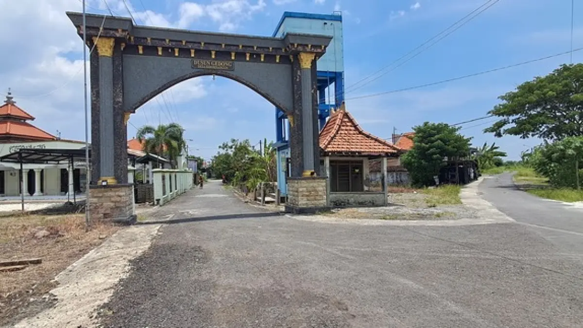 KAMPUNG PEDAGANG SOTO: Gapura pintu masuk salah satu dusun di Desa Sidobinangun, Kecamatan Deket. Sebagian warga desa setempat merantau dengan berjualan soto.&nbsp;(Gamal A/Radar Lmg) 