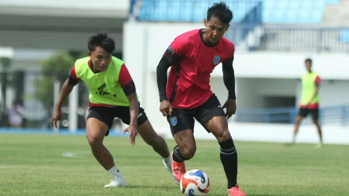 Senioritas Hendro Siswanto, membuat dirinya dipercaya memegang ban kapten tim Persela Lamongan. (ANJAR DWI PRADIPTA/RADAR LAMONGAN)
