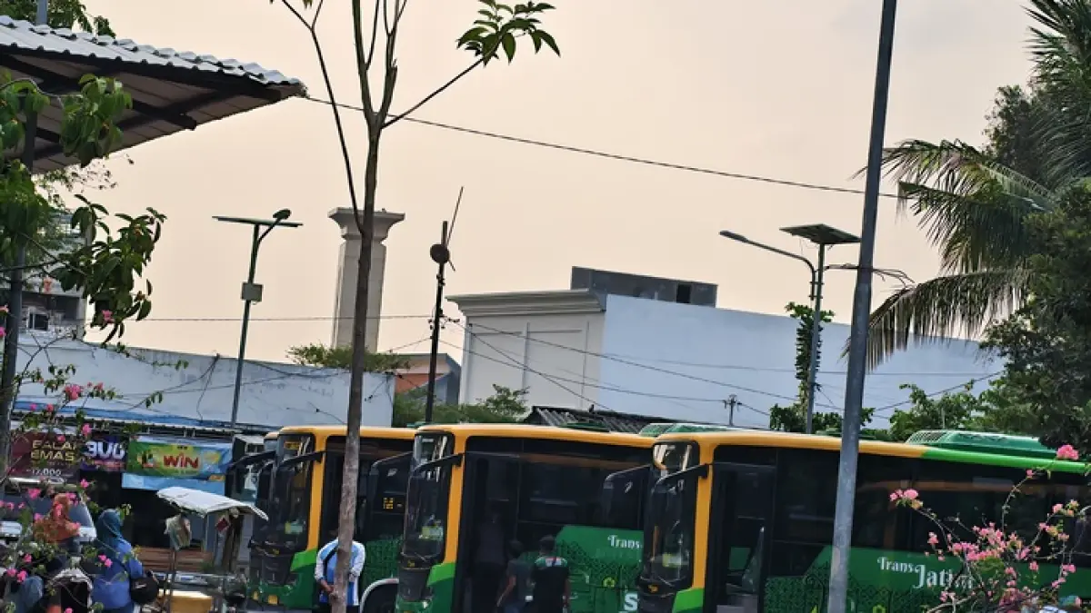 TITIK PEMBERANGKATAN: Bus Trans Jatim rute Lamongan — Paciran di Terminal Lamongan. Setelah jalur utara, kini muncul wacana Trans Jatim jalur selatan hingga Benowo, Surabaya. (Dokumen Radar Lamongan) 