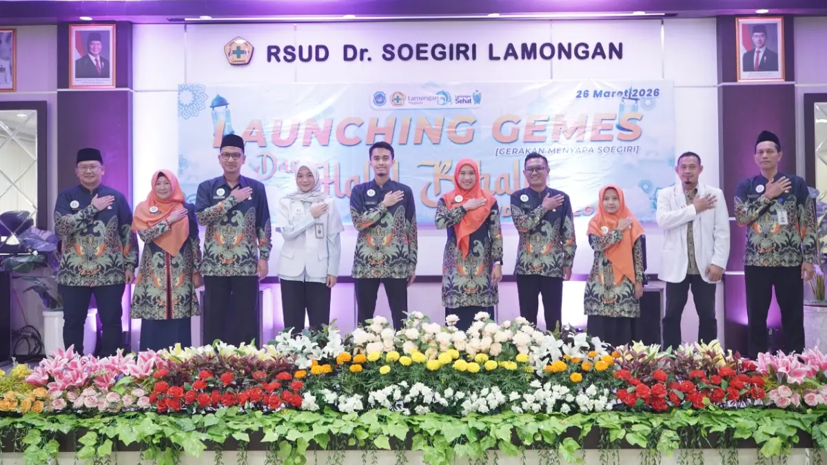 Jajaran manajemen dan karyawan RSUD dr. Soegiri Lamongan berfoto bersama usai peluncuran program Gerakan Menyapa Soegiri (GEMES), Kamis (26/3). (IST./RADAR LAMONGAN)