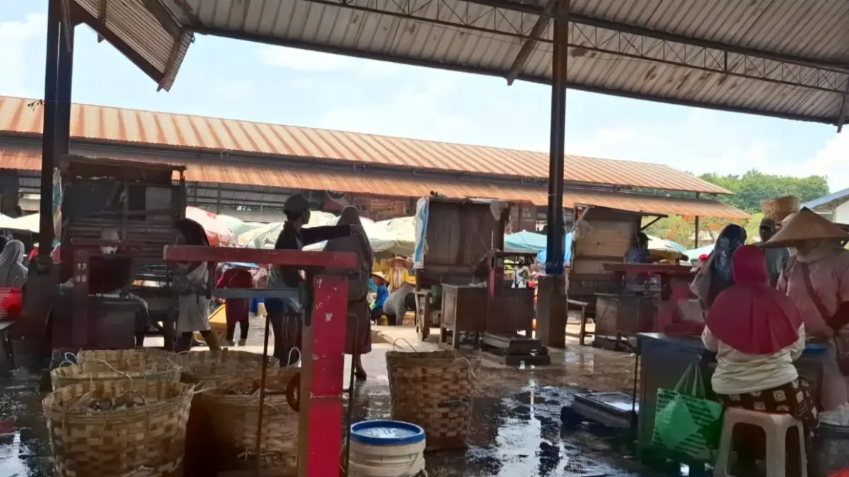 Sebagian pedagang di pasar memilih untuk berhenti berjualan sementara waktu karena harga kulakan yang terlampau tinggi. (GAMAL AYATULLAH/RADAR LAMONGAN)