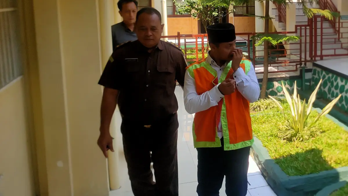 DIVONIS EMPAT BULAN: Zut Baizi, asal Desa Karangwungu Lor, Kecamatan Laren menjalani sidang putusan kemarin. Dia dinyatakan terbukti bersalah, kelalaian berakibat kecelakaan yang memakan korban jiwa.&nbsp;(Asip A/Radar Lamongan) 