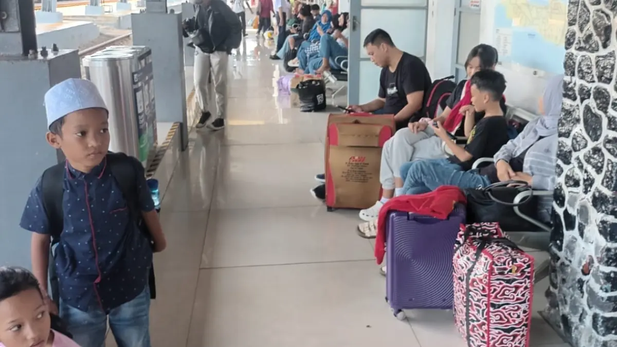 Sejumlah penumpang menunggu kereta api di Stasiun Lamongan. (GAMAL AYATULLAH/RADAR LAMONGAN)