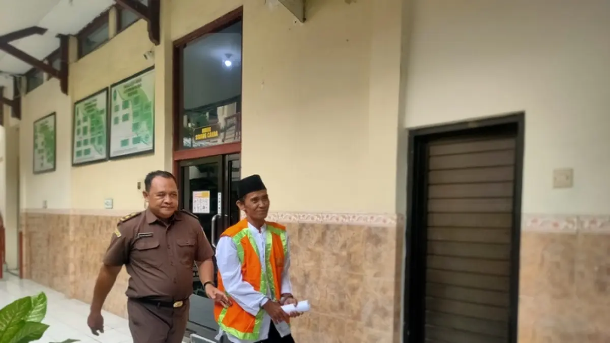 DITUNTUT 1,5 TAHUN: Sucipto menjalani persidangan di Pengadilan Negeri Lamongan.&nbsp;(Ahmad Asip/Radar Lamongan) 