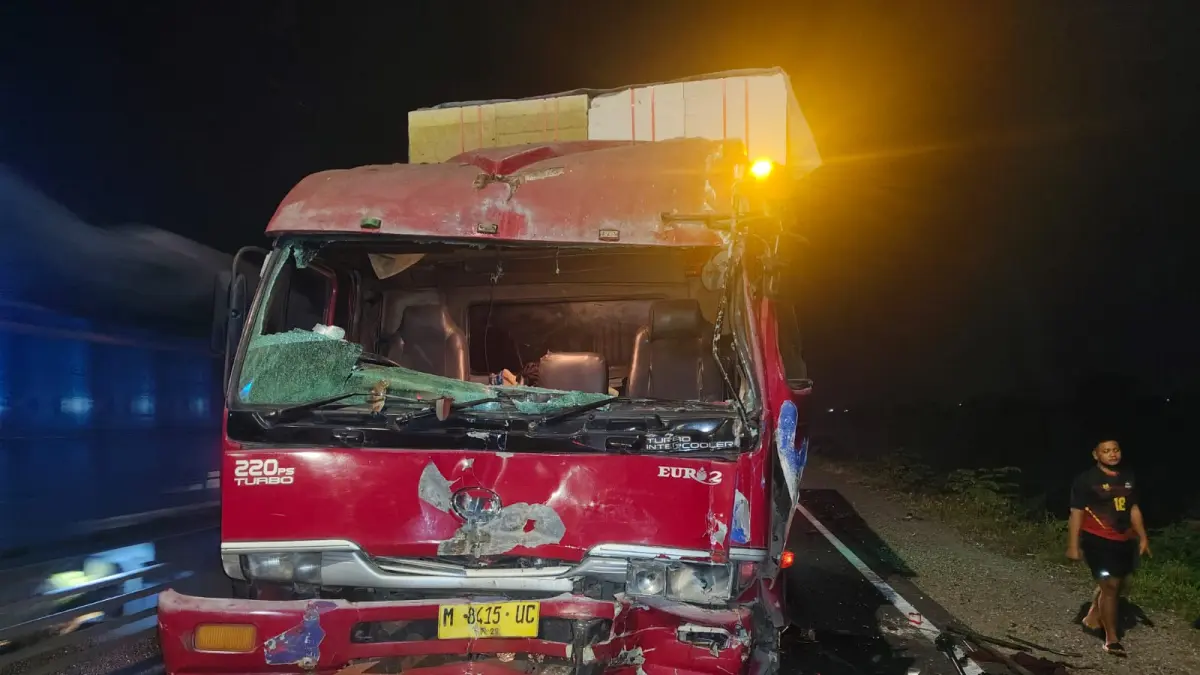 RUSAK: Truk Tronton yang menabrak korban Asal Pati di Desa Dlangu, Kecamatan Deket Lamongan. (Istimewa/Radar Lamongan) 