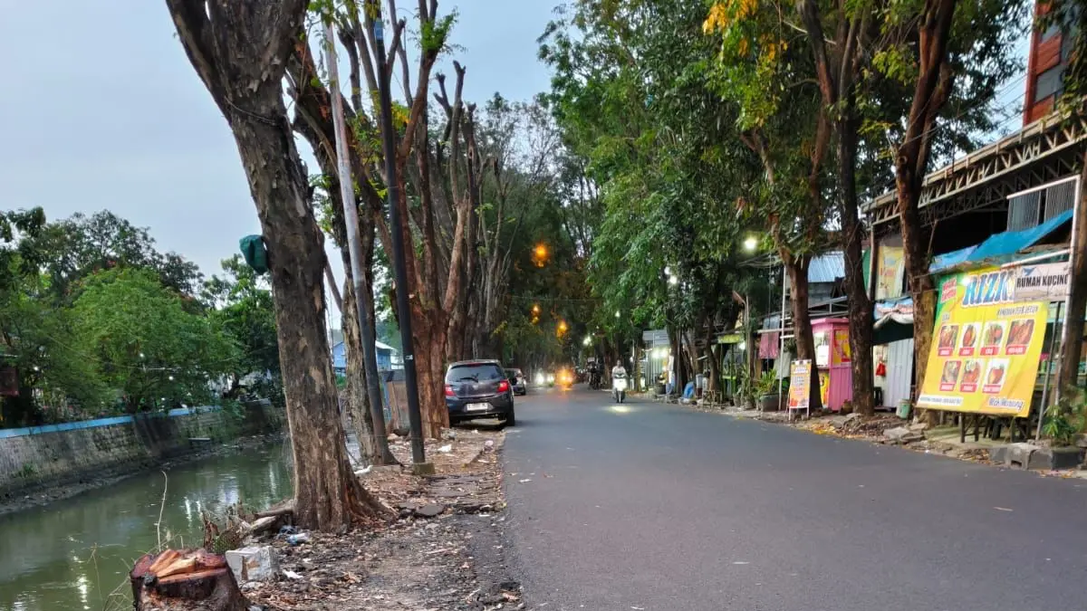 SUDAH BERSIH: Jalan Laras — Liris Lamongan menjadi terlihat lebih luas setelah para PKL membongkari lapaknya.&nbsp;(Istimewa/Radar Lamongan) 