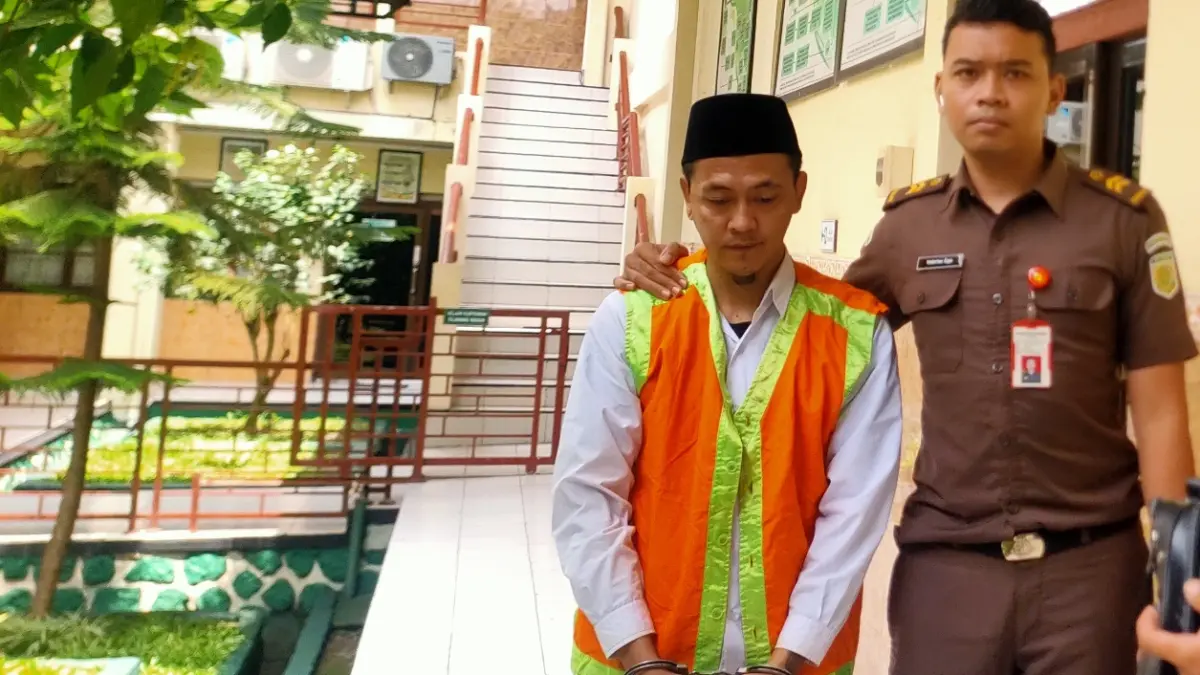 Terdakwa peredaran pil dobel L Warko saat menjalani sidang di PN Lamongan.
(ASIP ALAFI/RADAR LAMONGAN)