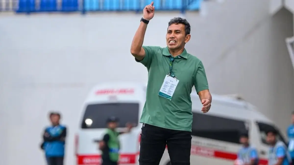 Bima Sakti meminta pemainnya mampu mengontrol emosi ketika menghadapi tuan rumah Deltras Sidoarjo. (DOK. PERSELA FC/RADAR LAMONGAN)