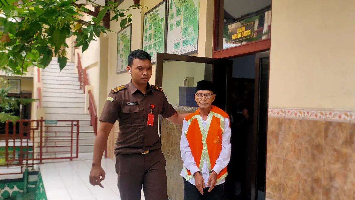 DITUNTUT DELAPAN BULAN PENJARA: Kardjo menjalani persidangan kasus penganiayaan di Pengadilan Negeri (PN) Lamongan.&nbsp;(Asip Alafi/Radar Lamongan) 