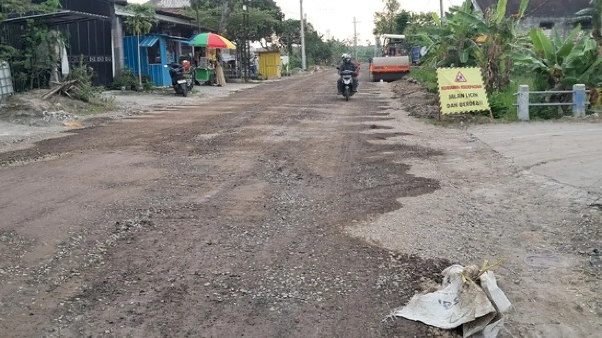 PEMADATAN DULU: Jalan Sukodadi—Plembon mendapat sentuhan perbaikan tahun ini. Proyek pengerjaan jalannya sepanjang sekitar 1.109 meter.&nbsp;(Istimewa/Radar Lamongan) 
