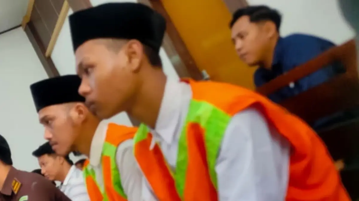 Tiga pengedar pil dobel L saat mendengarkan vonis dari Majelis Hakim PN Lamongan. (ISTIMEWA/RADAR LAMONGAN)