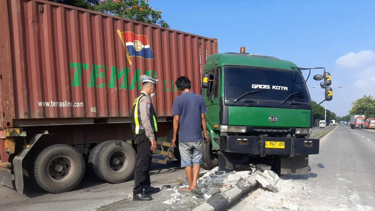 GARA — GARA SOPIR MENGANTUK: Kontainer yang menabrak median jalan di Desa Balandono, Kecamatan Babat.&nbsp;(Istimewa/Radar Lamongan) 