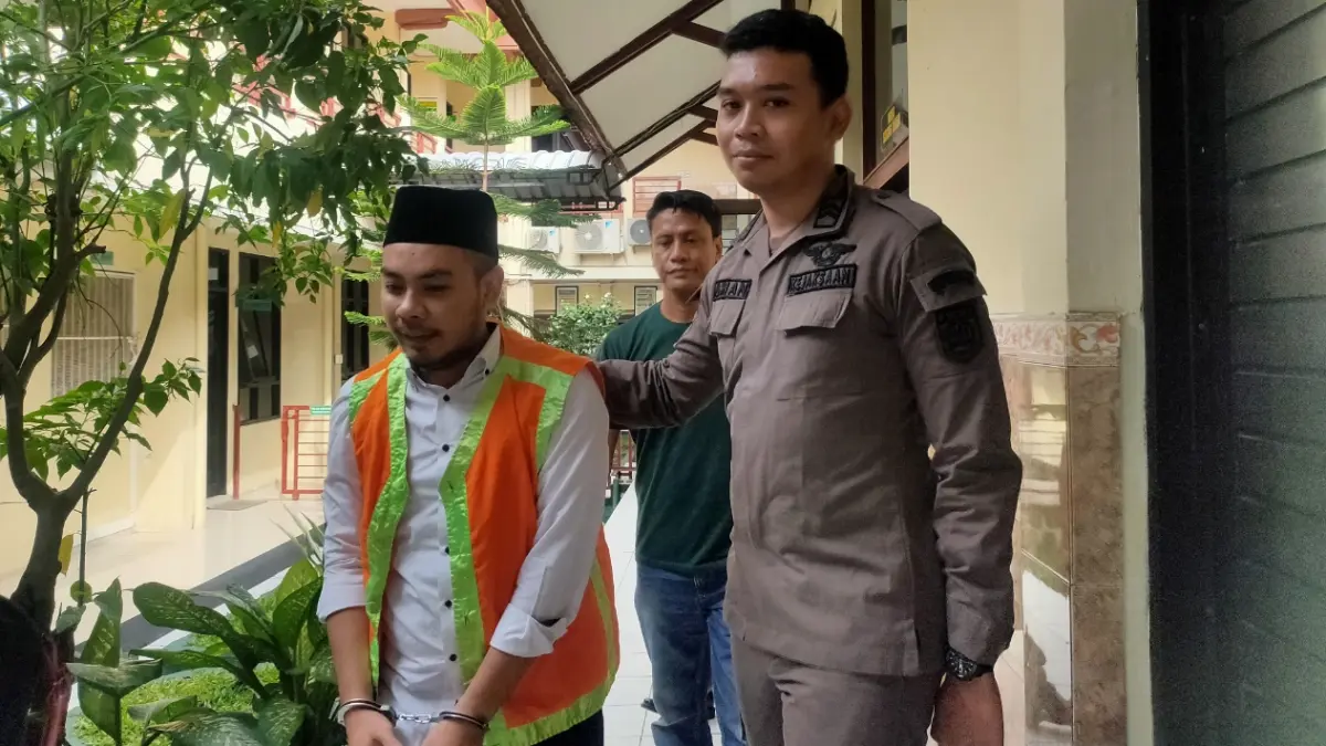 Terdakwa kasus pelanggaran WIUP, Muhammad Iqbal Hamdani saat menjalani sidang di PN Lamongan. (ISTIMEWA/RADAR LAMONGAN)