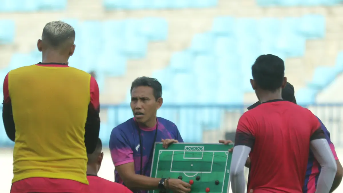 FOKUS KE LAGA SENDIRI: Pelatih Bima Sakti Tukiman menjelaskan skema permainan kepada para pemain Persela. Besok malam, Persela dijamu Deltras Sidoarjo.&nbsp;(Dokumen/Radar Lamongan) 