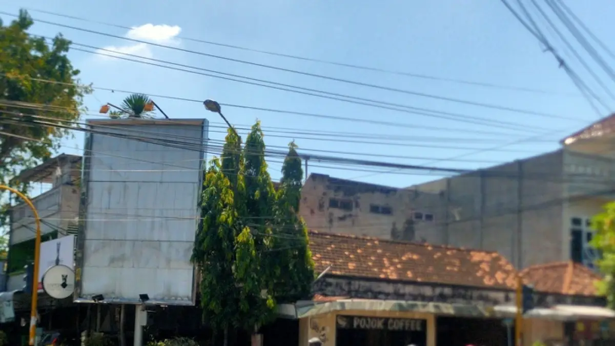 MINTA ADA INOVASI: Papan reklame yang ada di salah satu jalan protokol Lamongan.&nbsp;(Asip A/Radar Lamongan) 